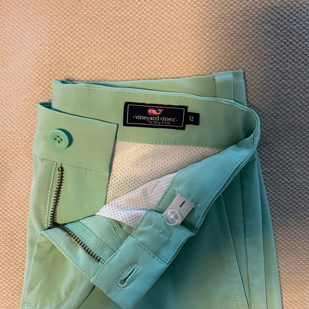 Vineyard Vines boys performance shorts size 12 - Picture 2 of 3